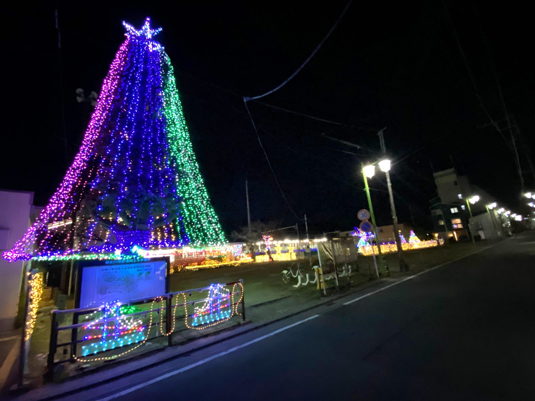 横須賀線から見逃さないで！☆冬の風物詩 東逗子駅からのイルミネーション☆ | 三浦半島ポータルマガジン(MIURA HANTO PORTAL MAGAZINE)